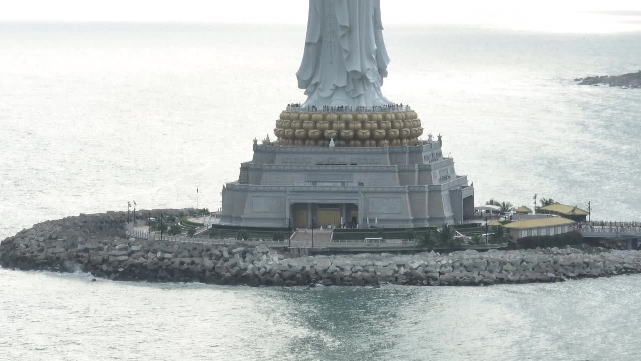 中国海南岛南山寺海边的佛教观音像，文字表示祝福和慈悲视频下载