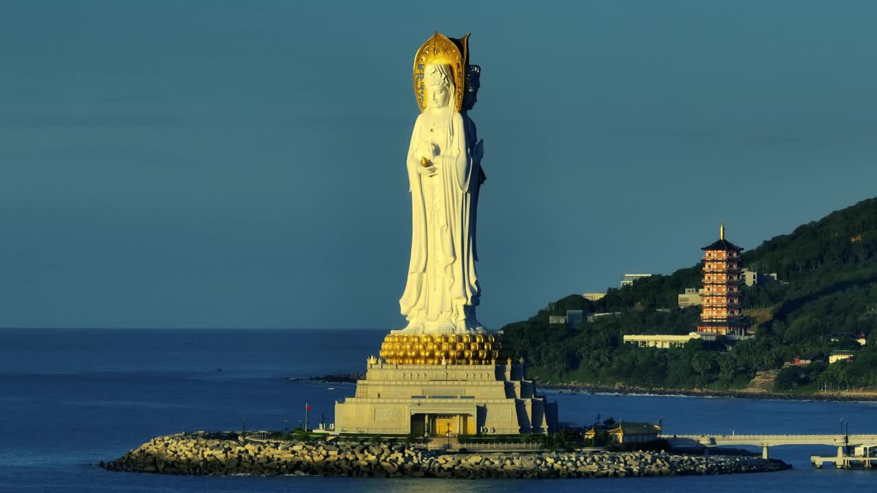 中国海南岛南山寺海边的佛教观音像，文字表示祝福和慈悲视频下载