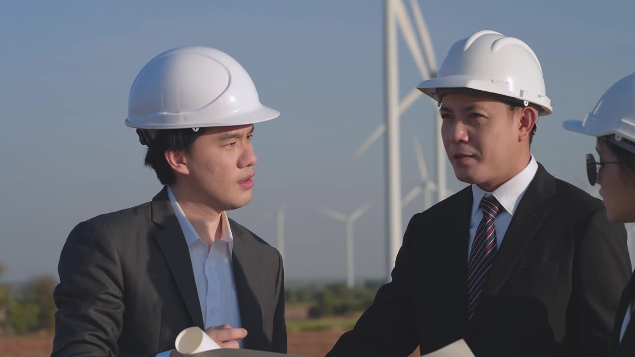 可再生能源专家分析风力发电厂的计划视频下载