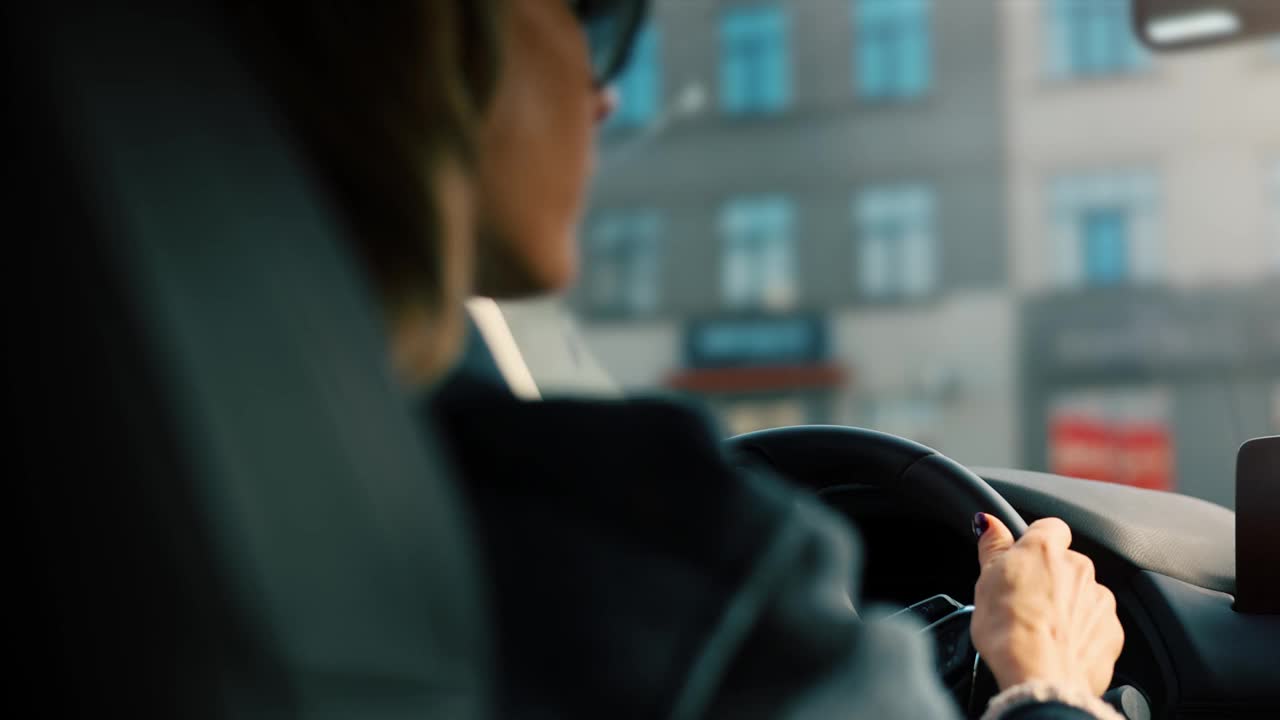 在城市里开车的女人视频下载