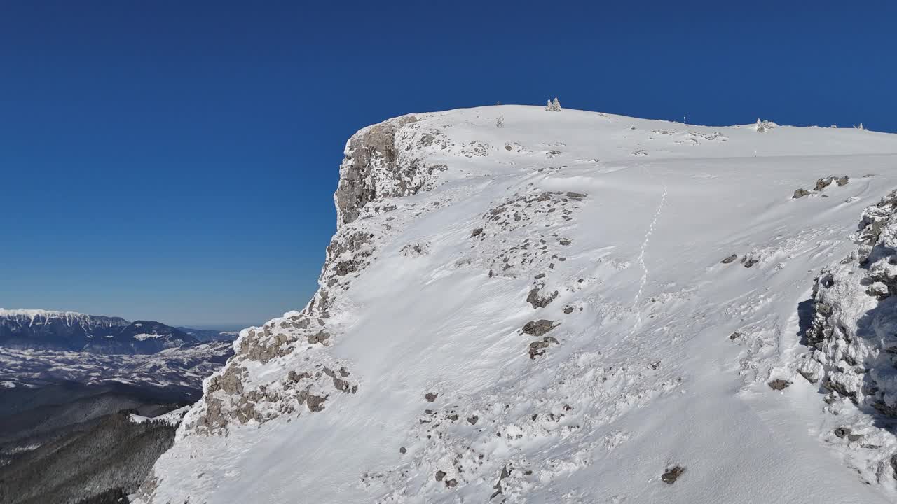 蔚蓝的天空下，白雪皑皑的布衣山，阳光在山峰上投下阴影视频素材
