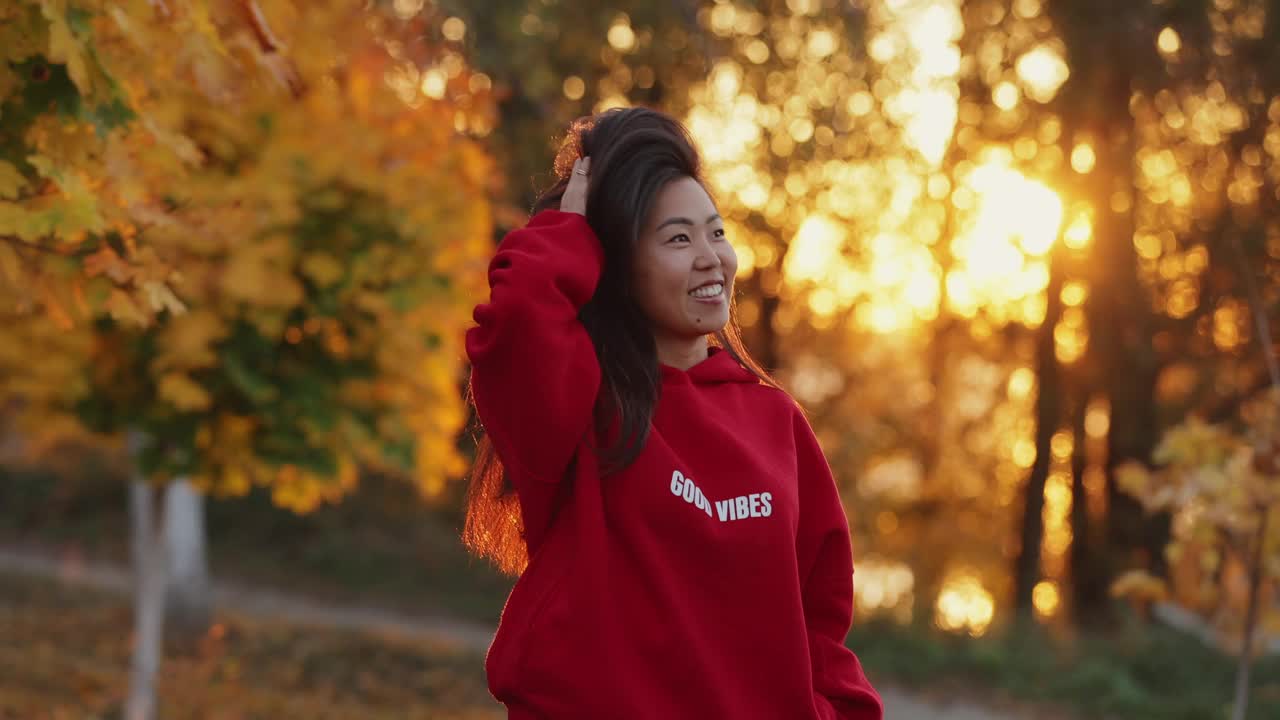 公园里微笑的亚洲女子秋天肖像视频下载