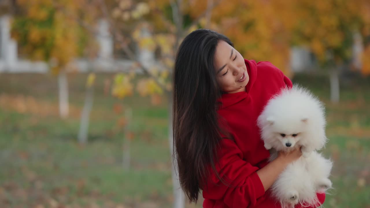 亚洲女人与狗秋肖像视频下载