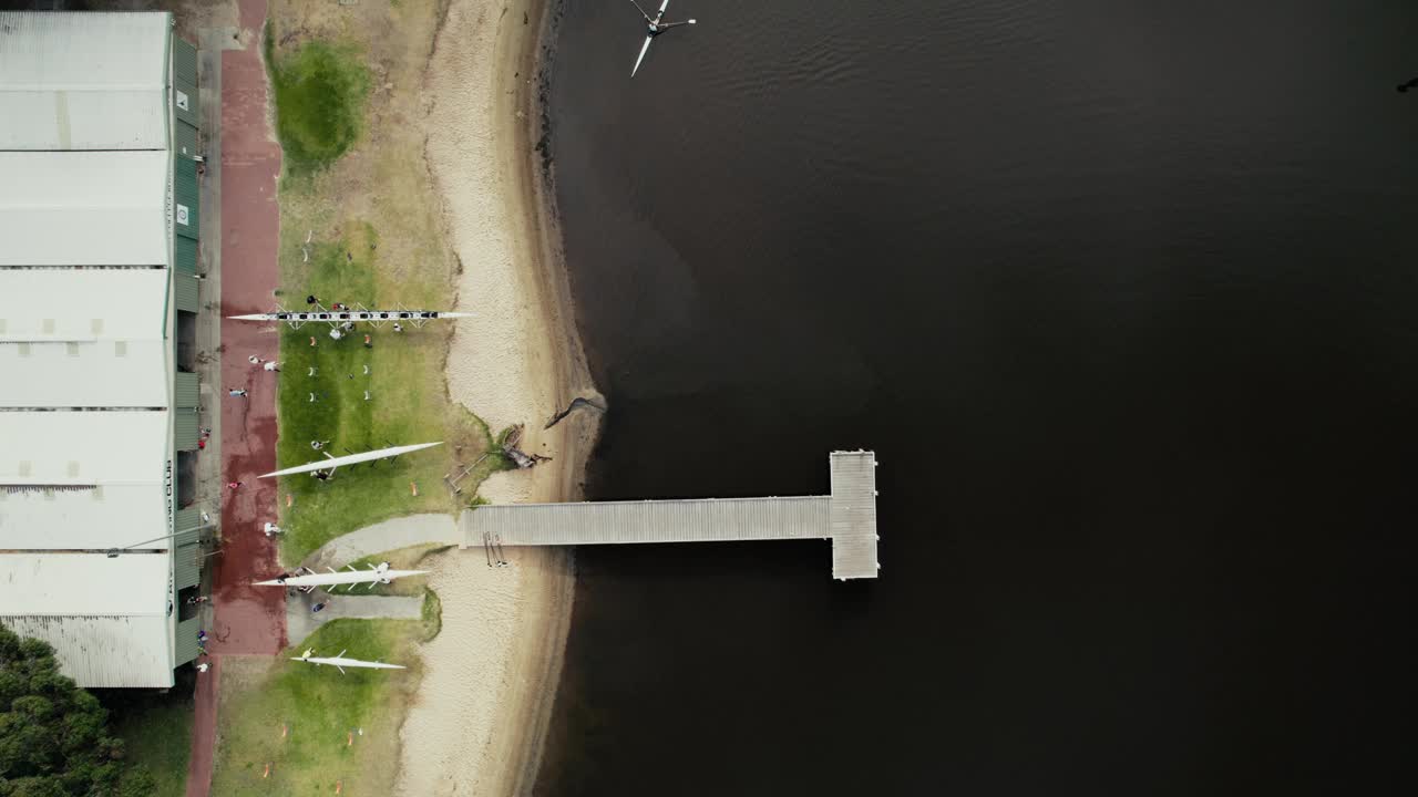 赛艇俱乐部坐落在河岸上。视频下载