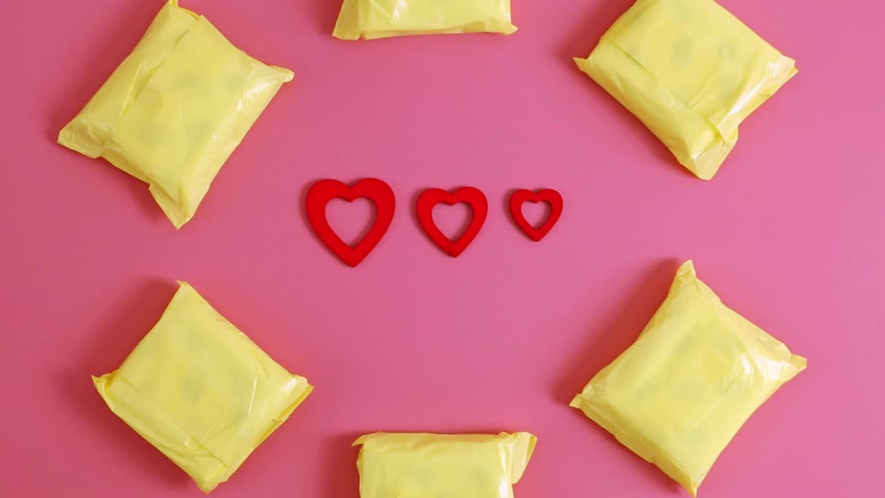 黄色的女性护垫和粉色的三颗红心。视频下载