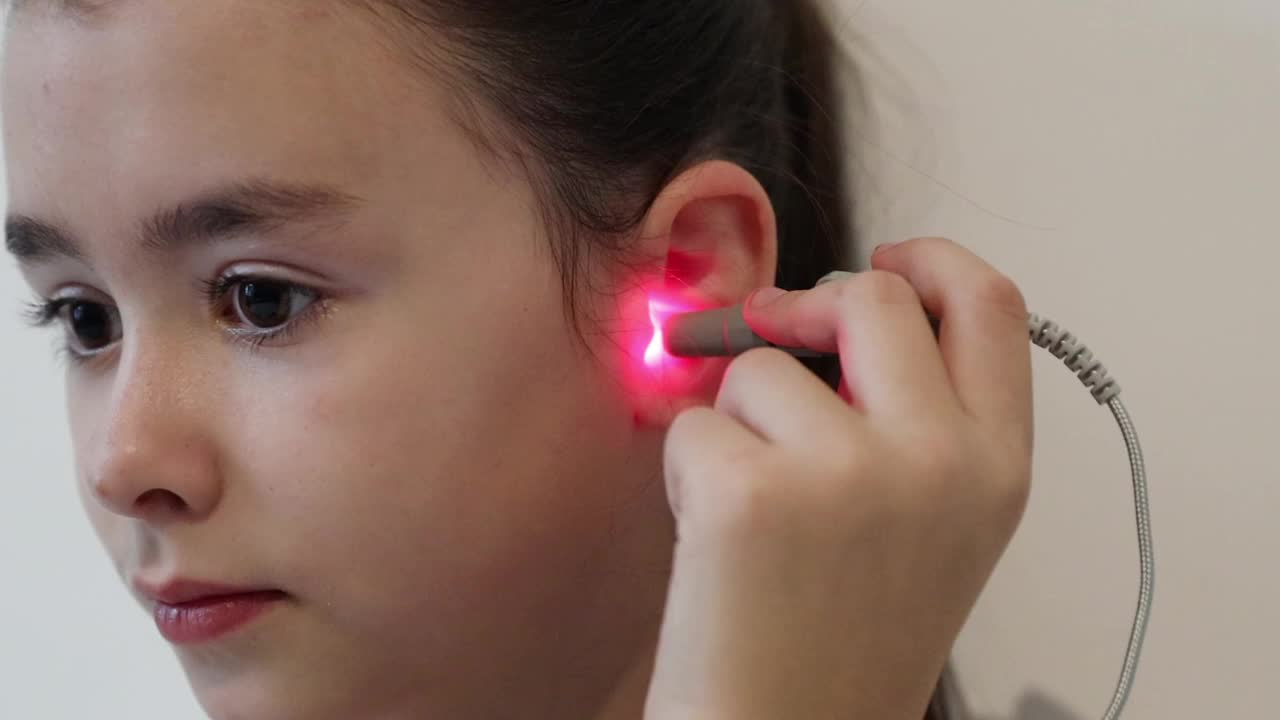 小女孩用红外线治疗耳朵。视频下载