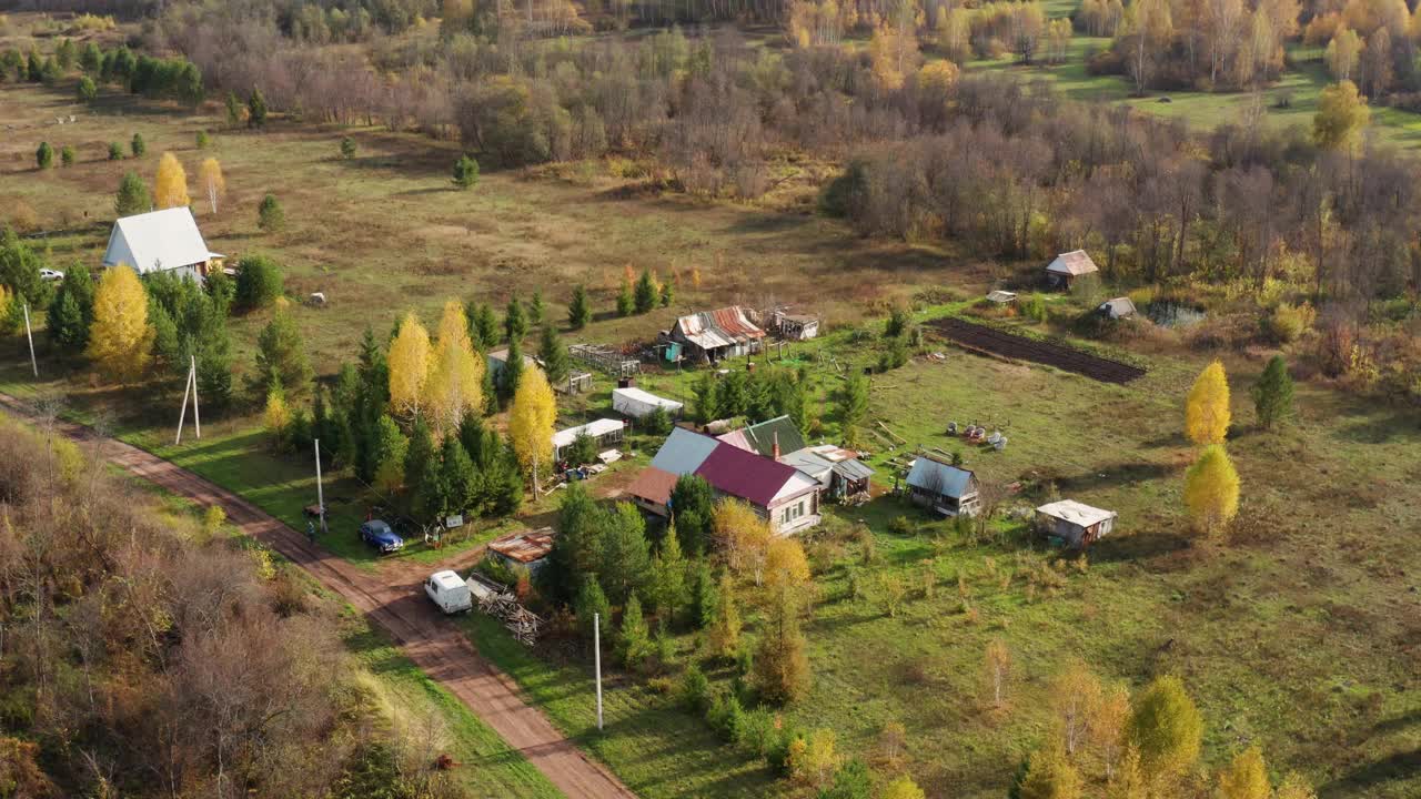 南乌拉尔，巴什基里亚，克拉斯纳亚波利亚纳生态村。鸟瞰图。视频下载