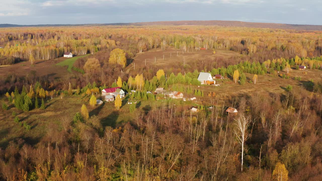 南乌拉尔，巴什基里亚，克拉斯纳亚波利亚纳生态村。鸟瞰图。视频下载