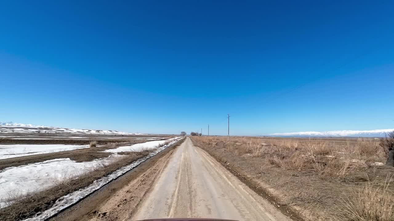 在初春苏醒的田野里的路视频下载