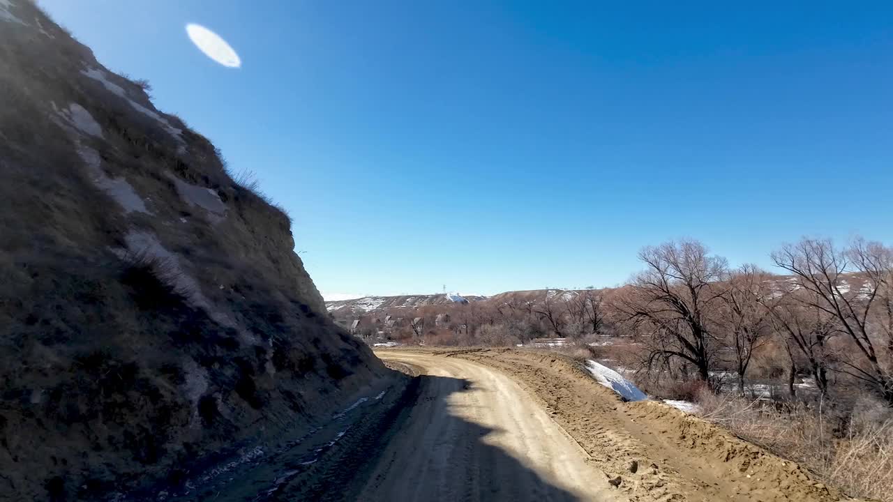 三月的山路又窄又脏视频素材