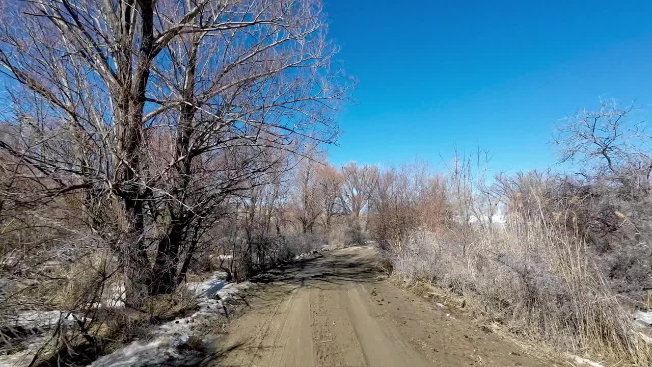 三月的山路又窄又脏视频素材