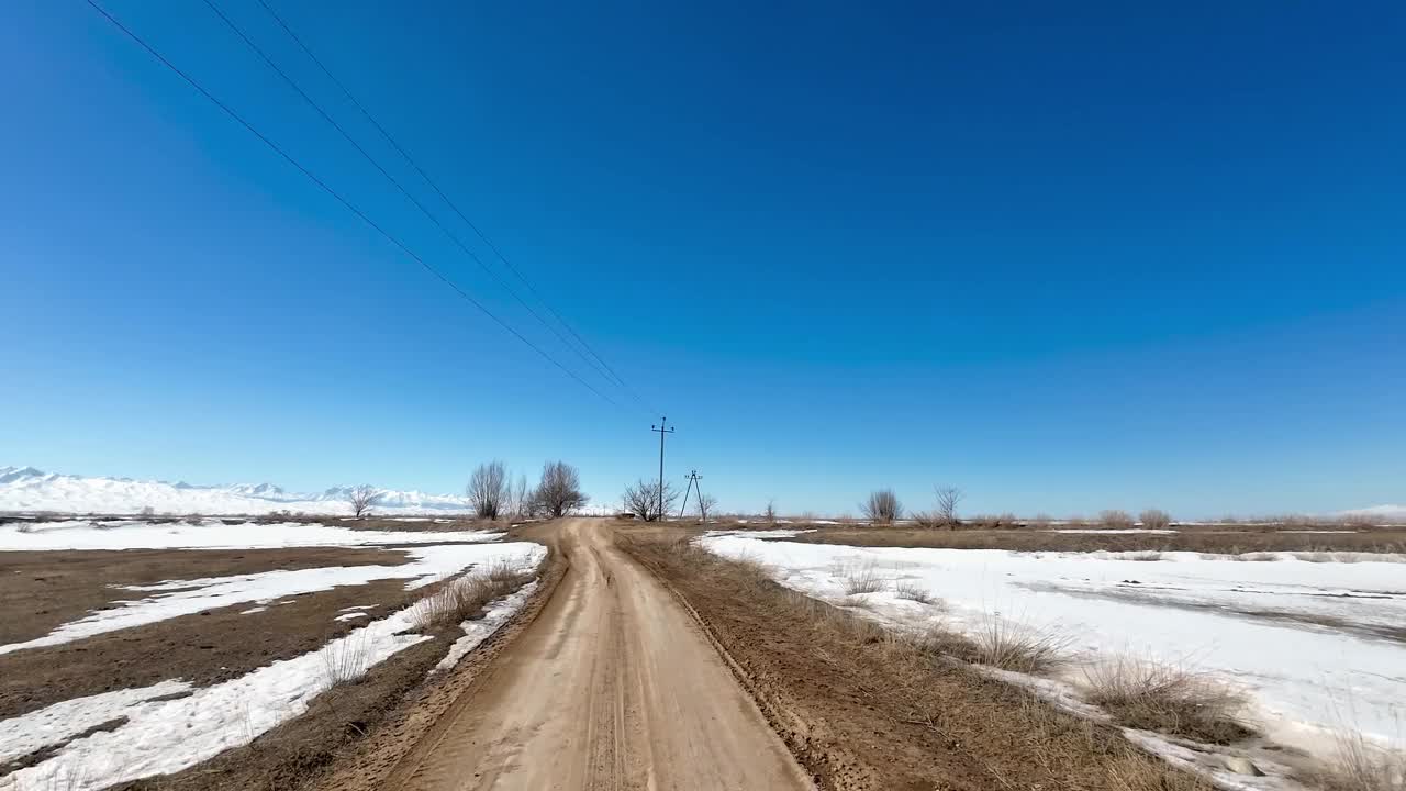 在初春苏醒的田野里的路视频素材