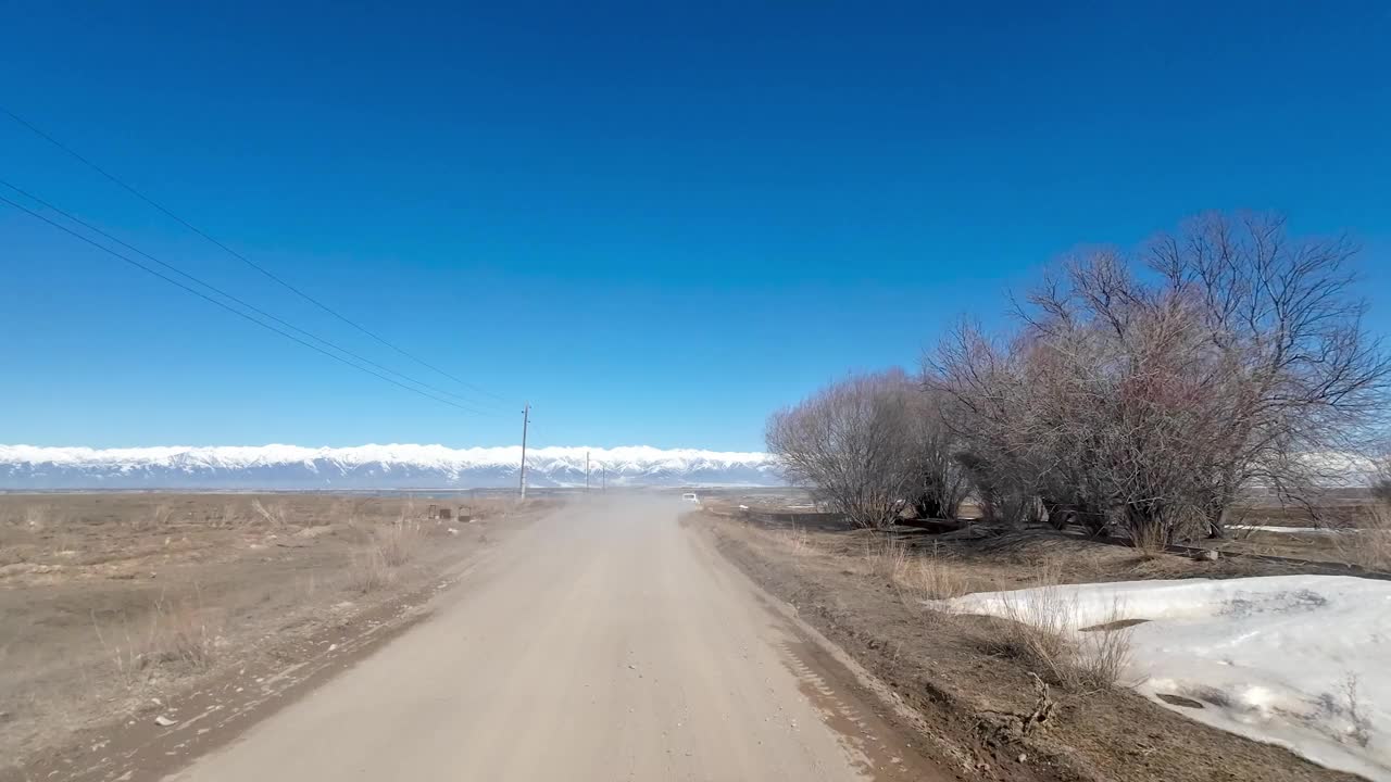 早春，通往伊塞克湖的尘土飞扬的道路视频素材