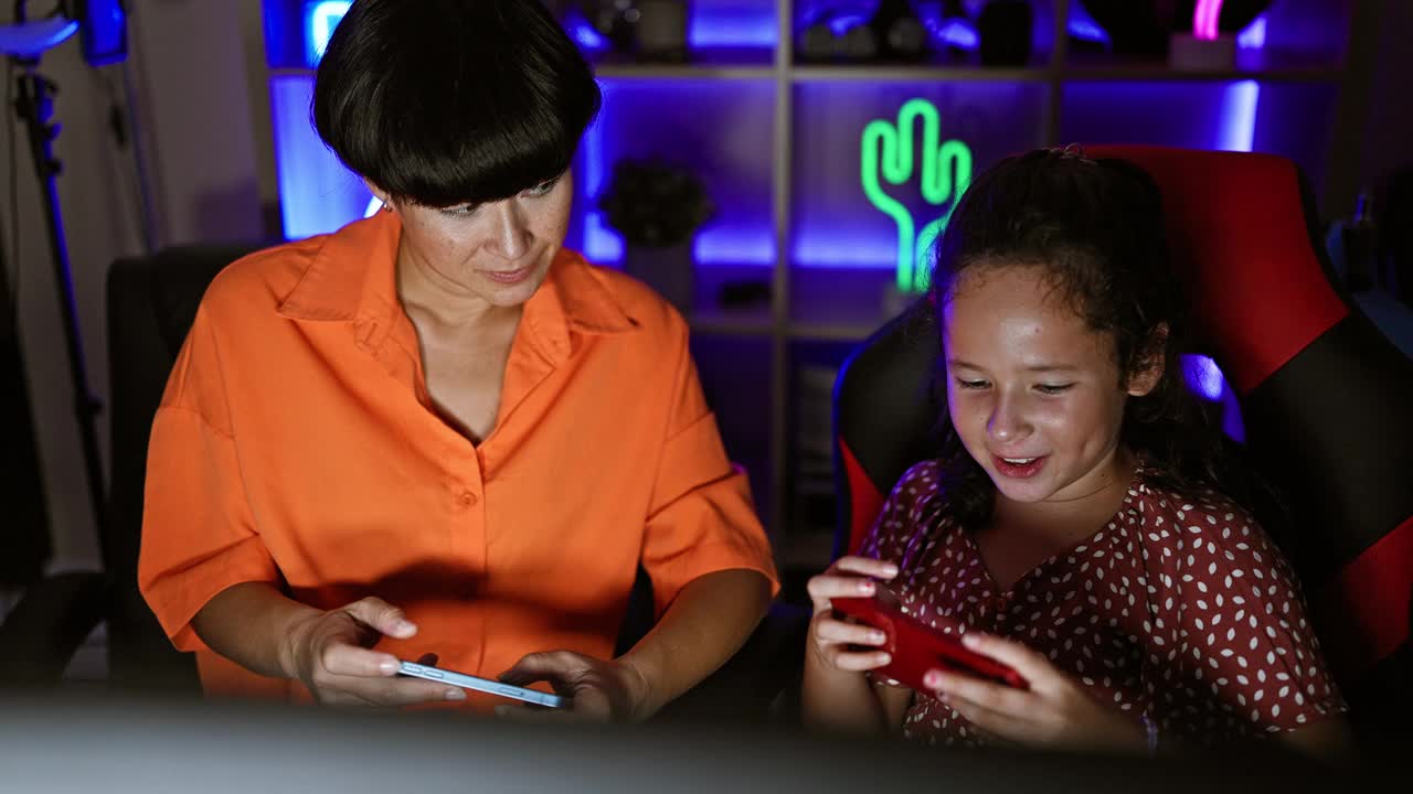母女二人点亮游戏室，用智能手机玩游戏，点缀亲情视频下载