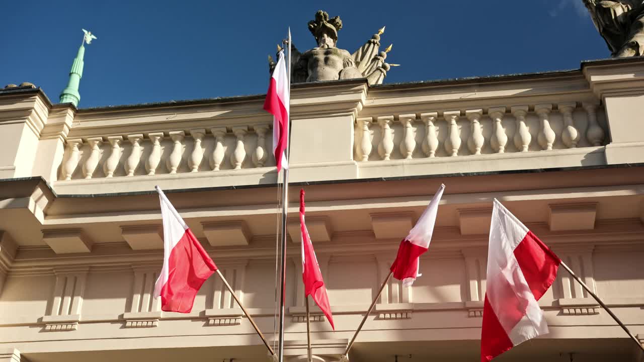 波兰国旗在波兹南集市广场上飘扬视频下载