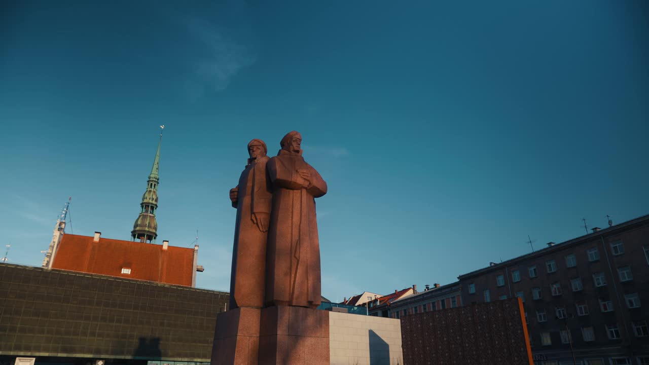 里加市广场上的Latviesu strelnieki纪念碑，映衬着晴朗的天空视频下载