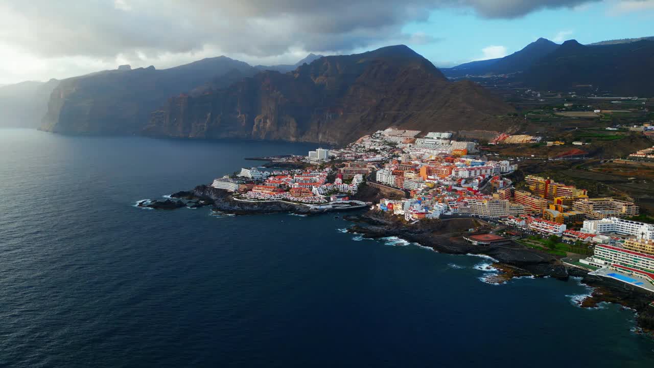 舒适的小镇在海边与山，圣地亚哥港，特内里费岛，加那利视频下载