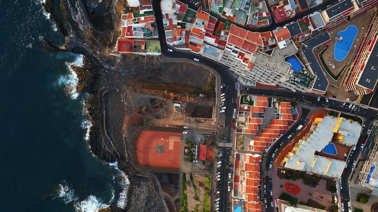 位于加纳利特内里费岛圣地亚哥港海滨的五彩缤纷的舒适村庄视频下载