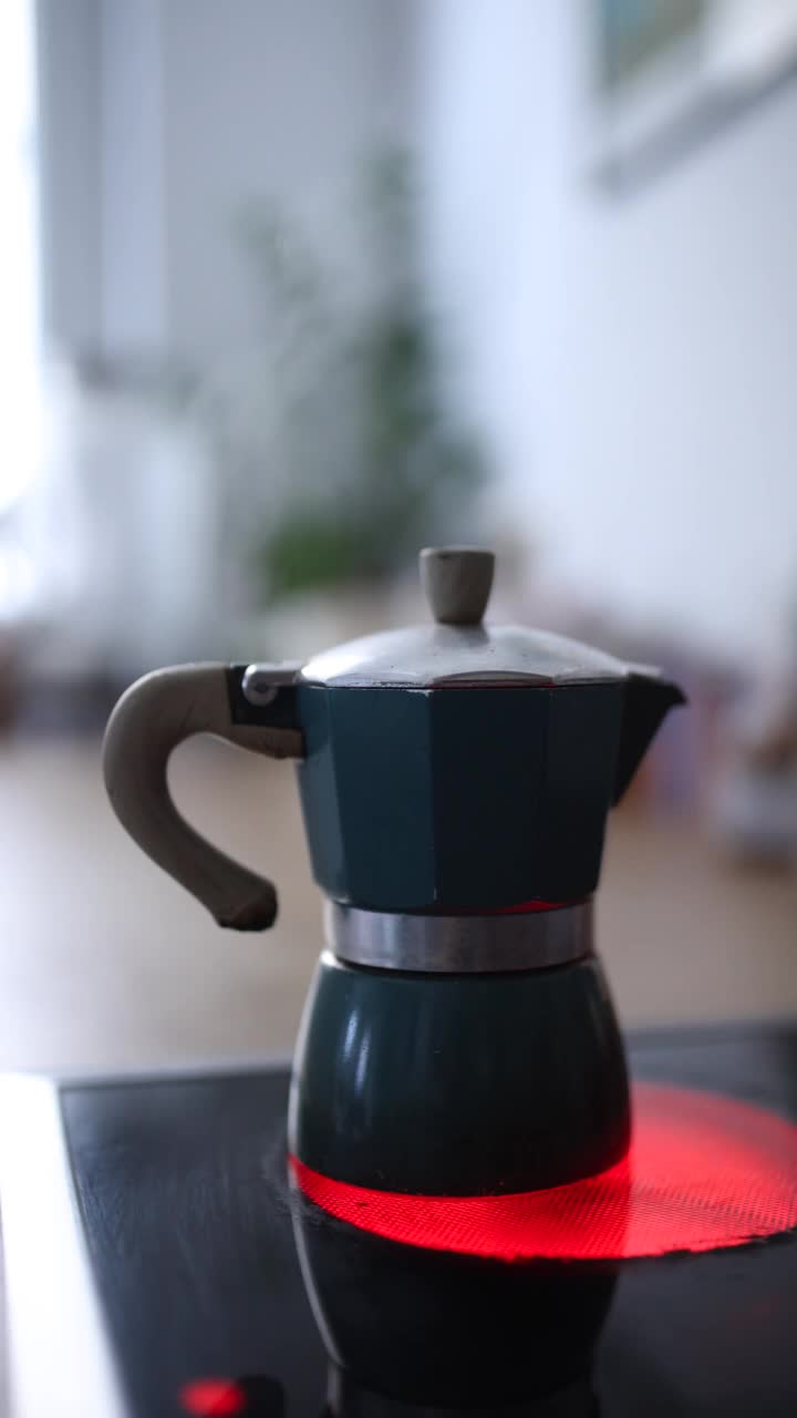 用摩卡壶煮咖啡视频素材