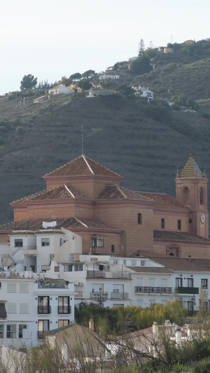 托罗克斯村，白色的房子和教堂，托罗克斯。西班牙:4K垂直视频下载