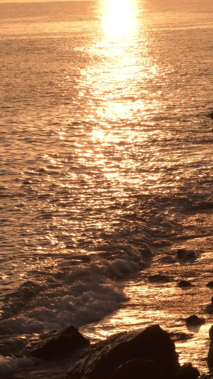 日落时的海岸。4 k垂直视频下载