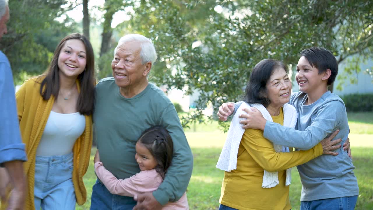 多种族大家庭的祖父们用拥抱打招呼视频下载