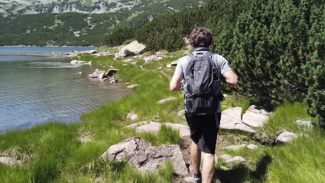一个人走在湖边的小路上视频下载