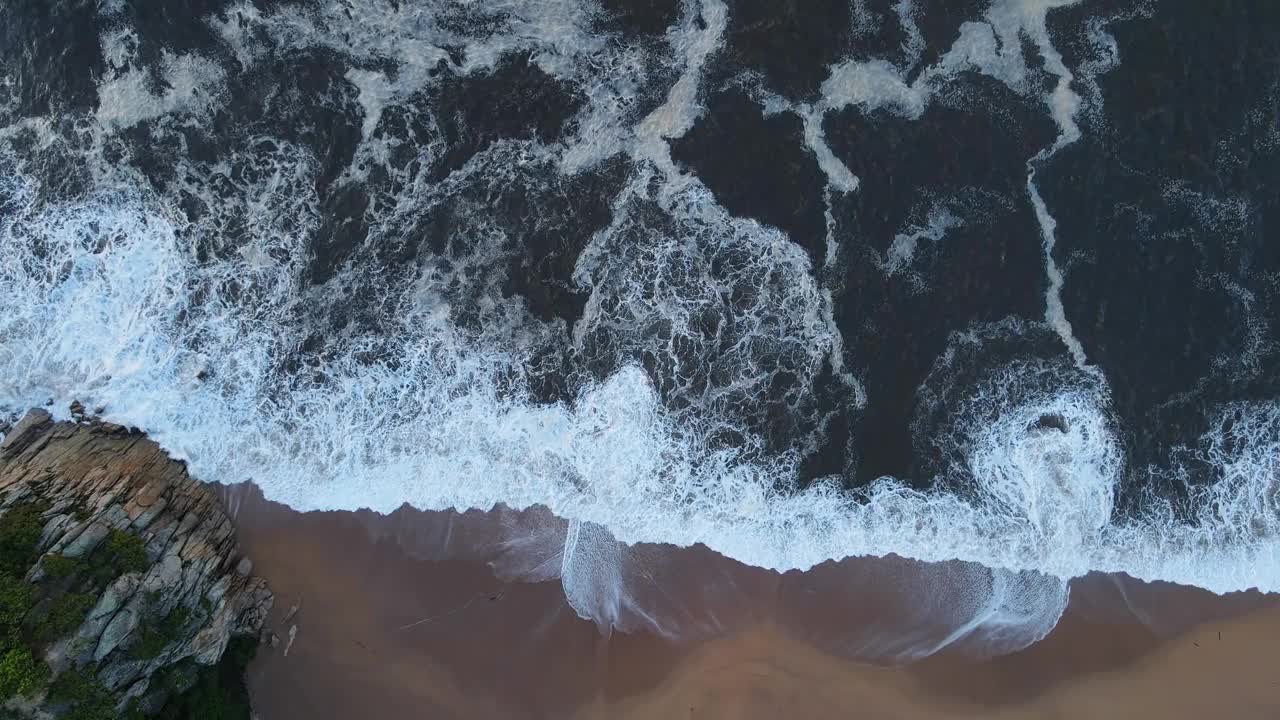 鸟瞰图的水，风浪冲击沙滩视频素材