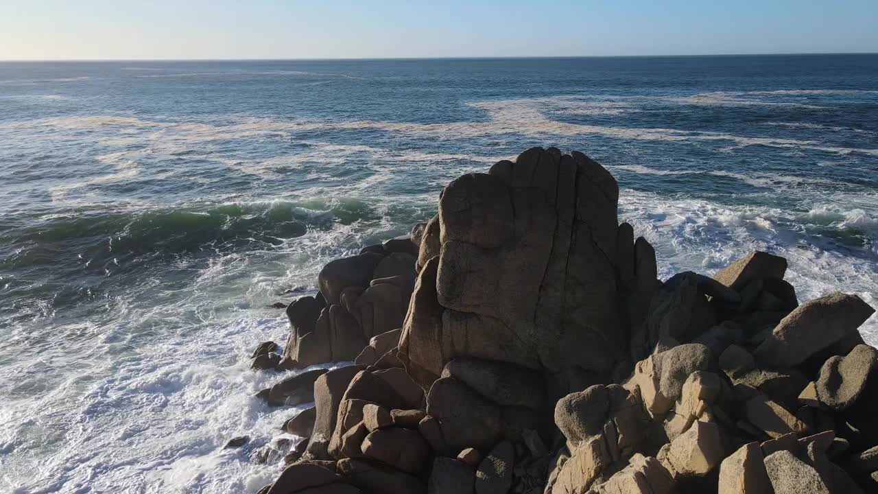 海边的岩石悬崖，海浪，天空和地平线视频素材