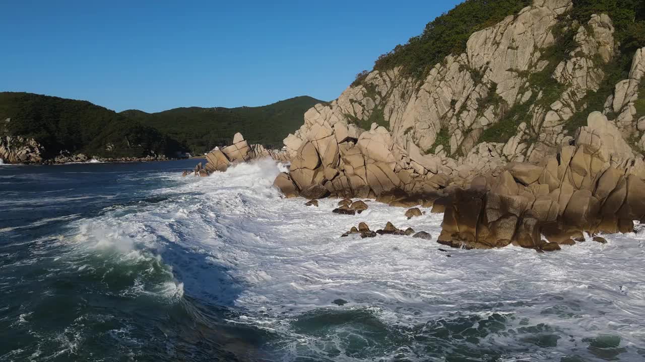 海浪冲击岩石海岸的航拍视频，展示大自然的力量视频下载
