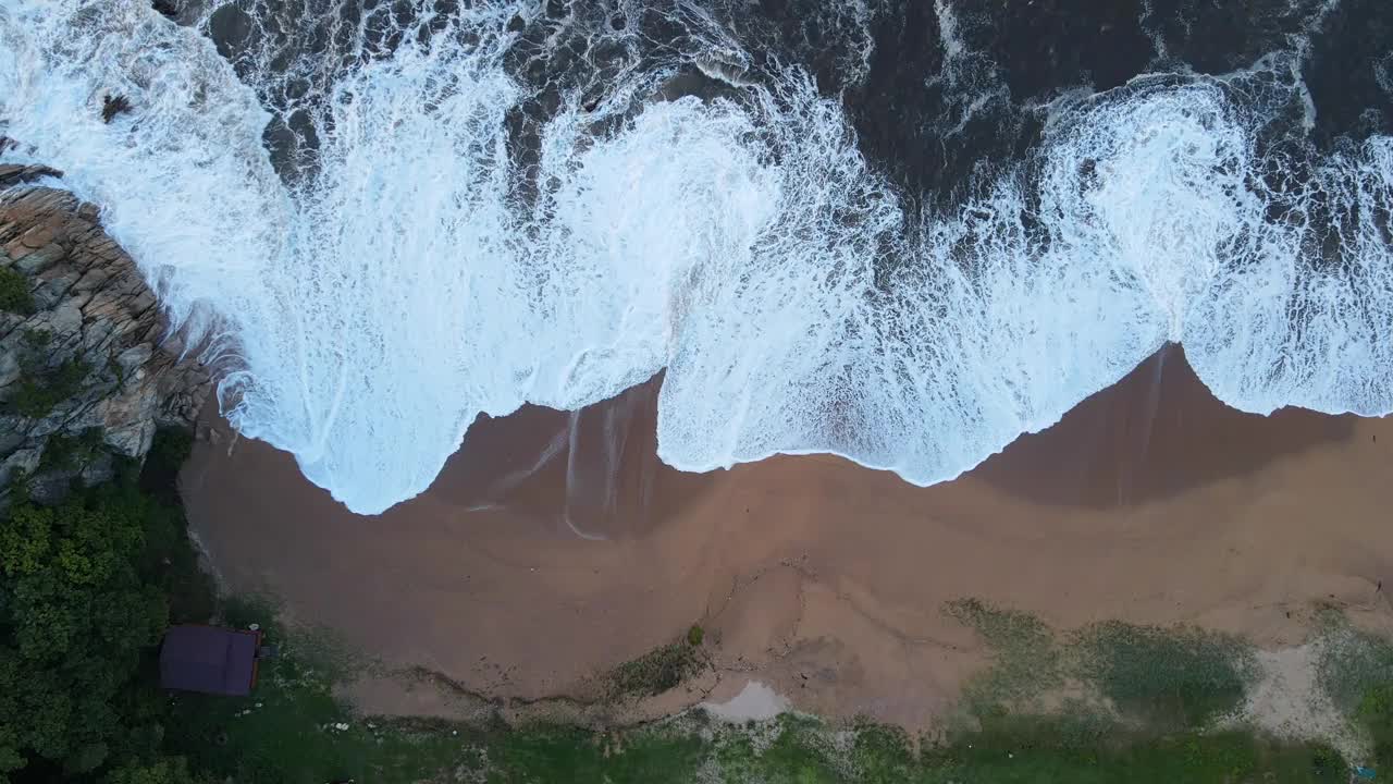 空中冰冻水事件显示冬季岩石海滩上的波浪模式视频素材