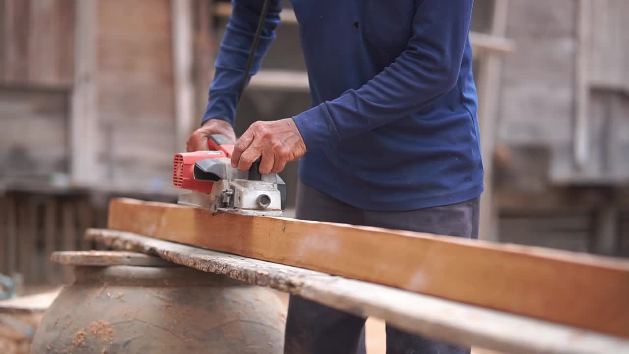 木匠用电动刨床刨木头，木工用机床刨，手艺人用电动工具刨木板视频下载