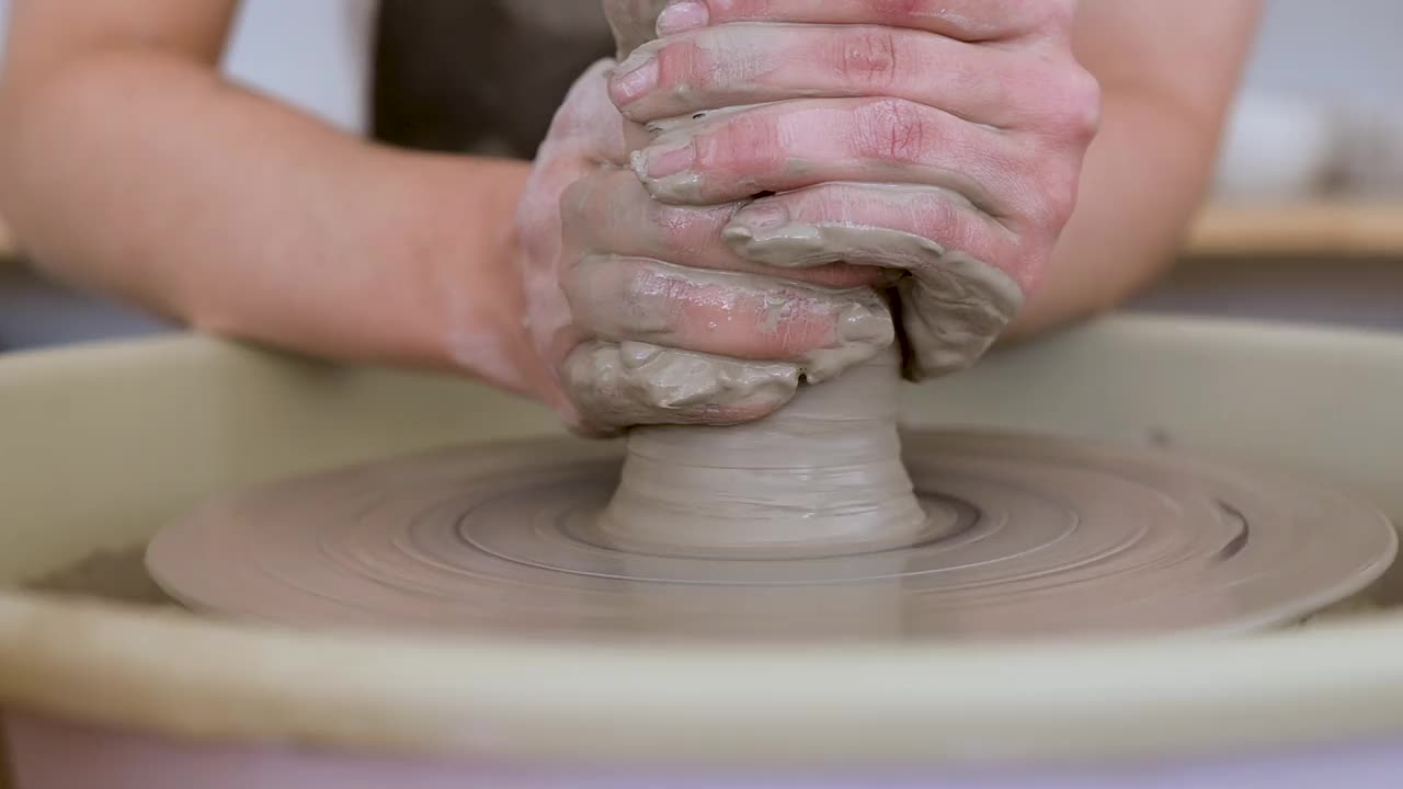 女工匠用手在陶器上捏粘土。创意概念视频下载