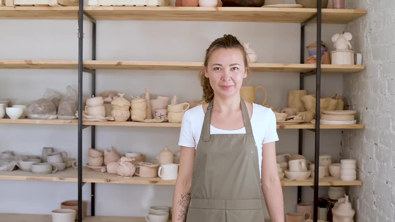 一个陶器作坊里的年轻女工匠的肖像视频下载