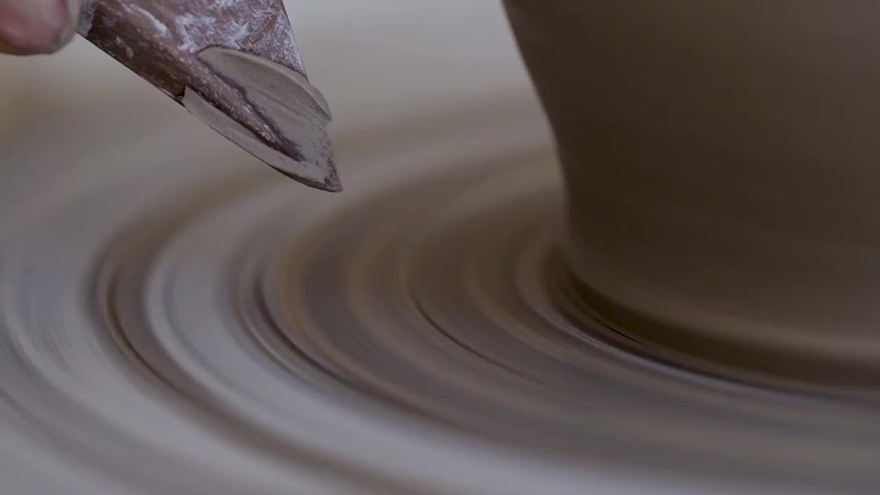 在陶工的轮子上用粘土制作陶器视频下载