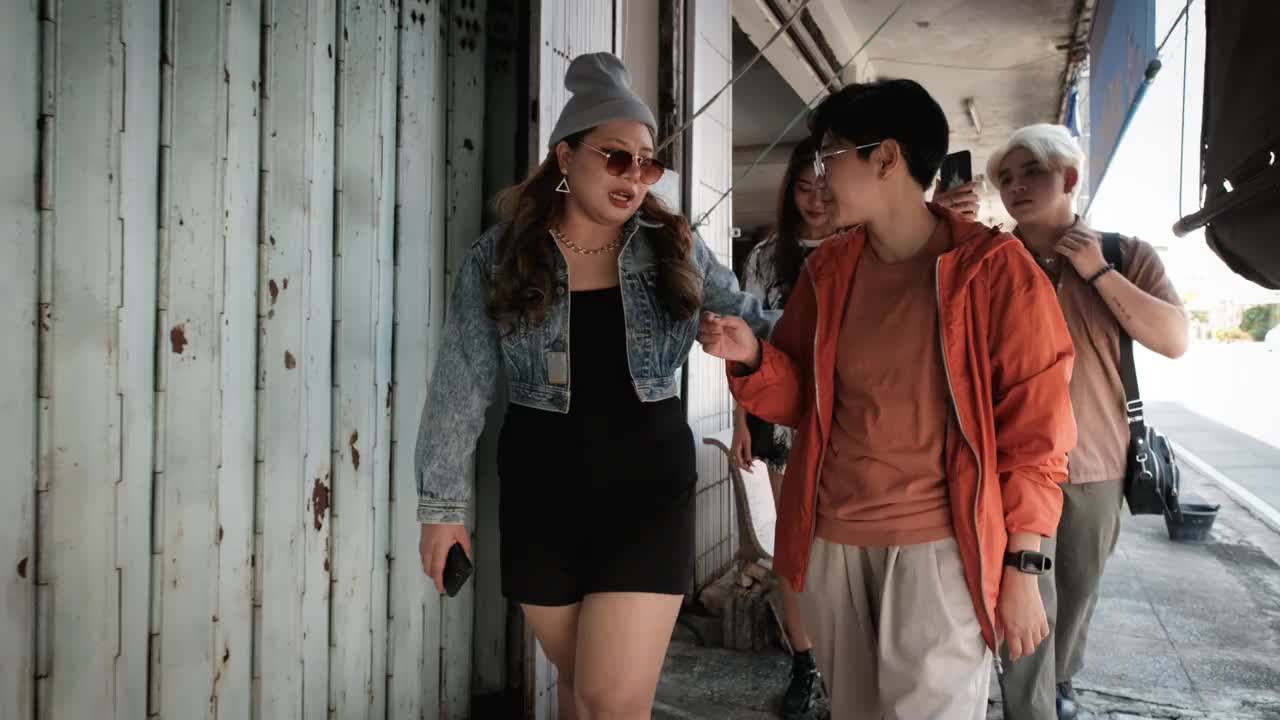 一群年轻的亚洲人朋友喜欢在老城散步视频下载