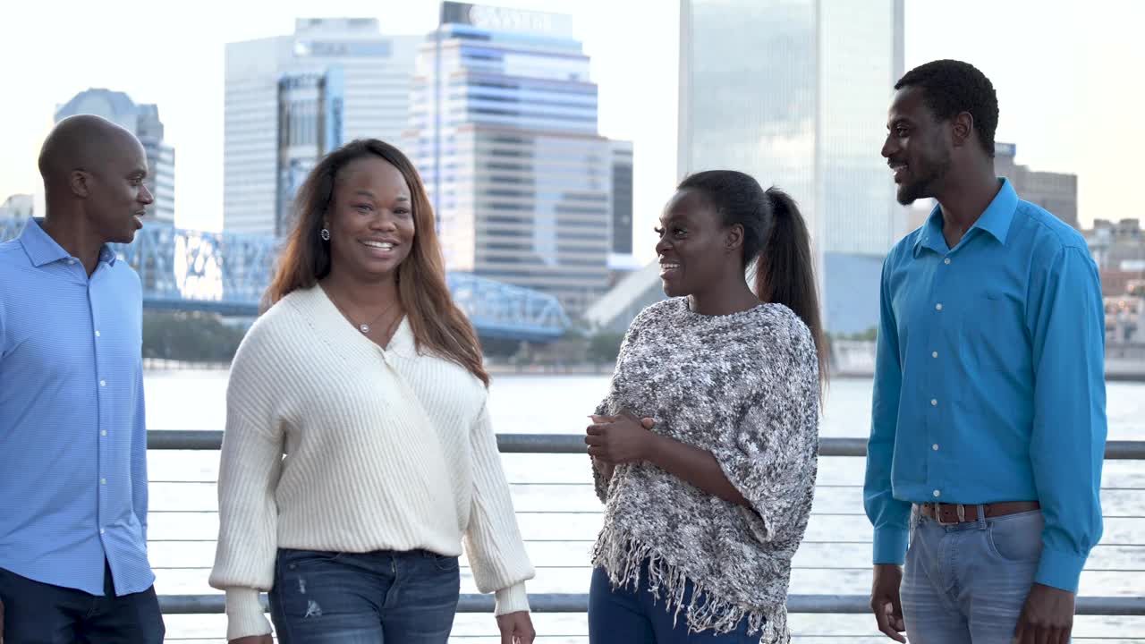 两对非裔美国夫妇分享好消息视频下载