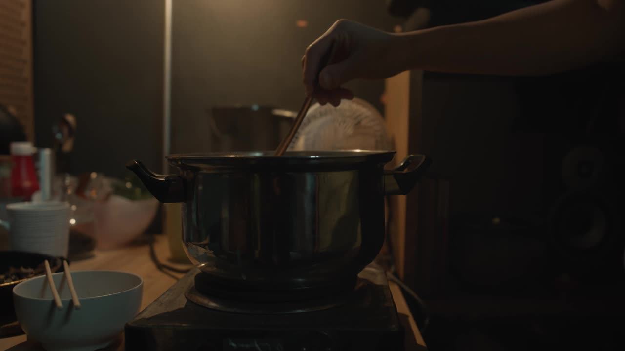 锅在炉子上，碗和筷子在桌子上，鞋盒平视频下载