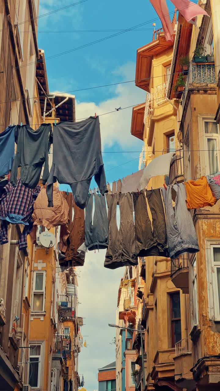 洗衣挂在Beyoğlu的老房子和传统房子之间视频下载