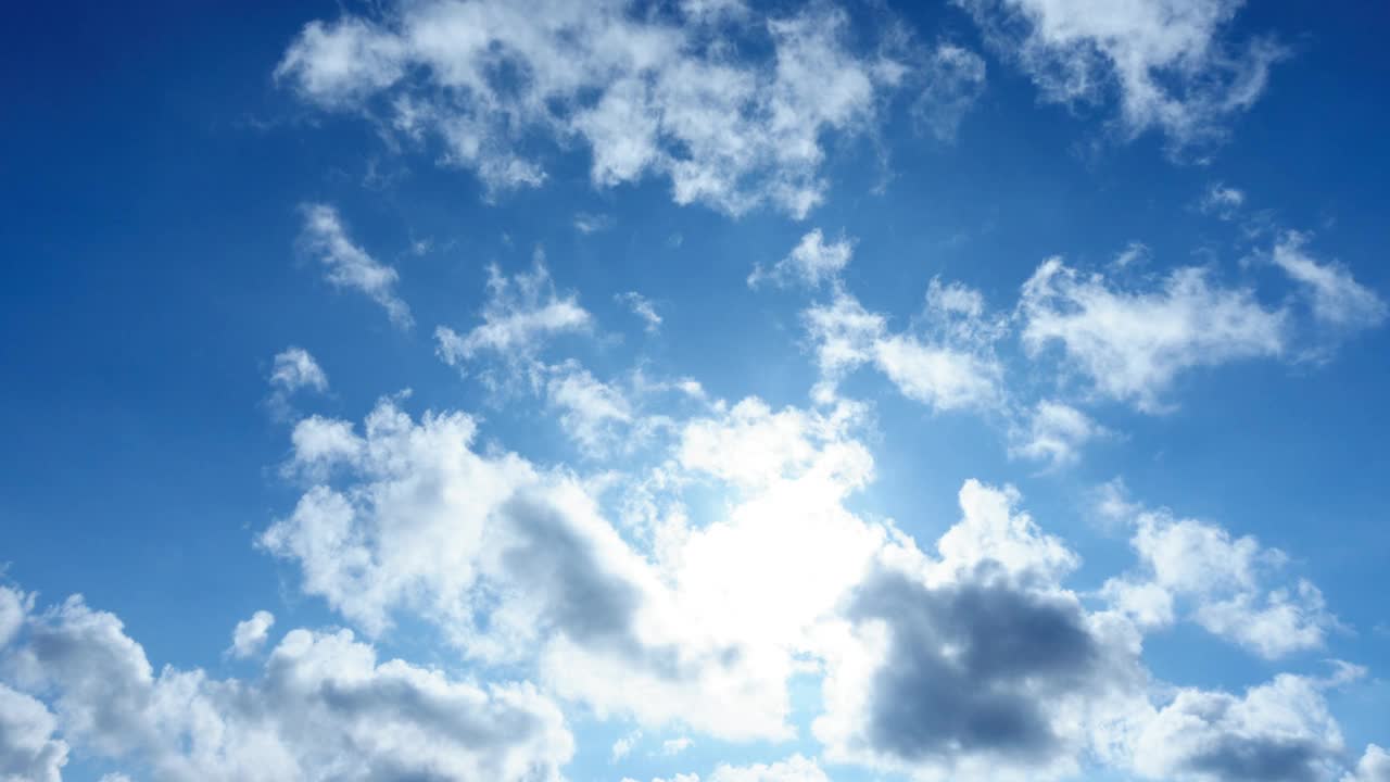 云的形成在时间推移的影响。蓝天背景上的棉花云团。美丽的云景移动和转换视频下载
