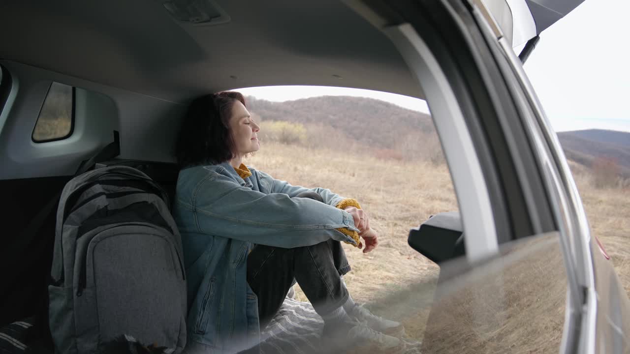 一位年轻的女旅行者正在放松地欣赏风景视频素材
