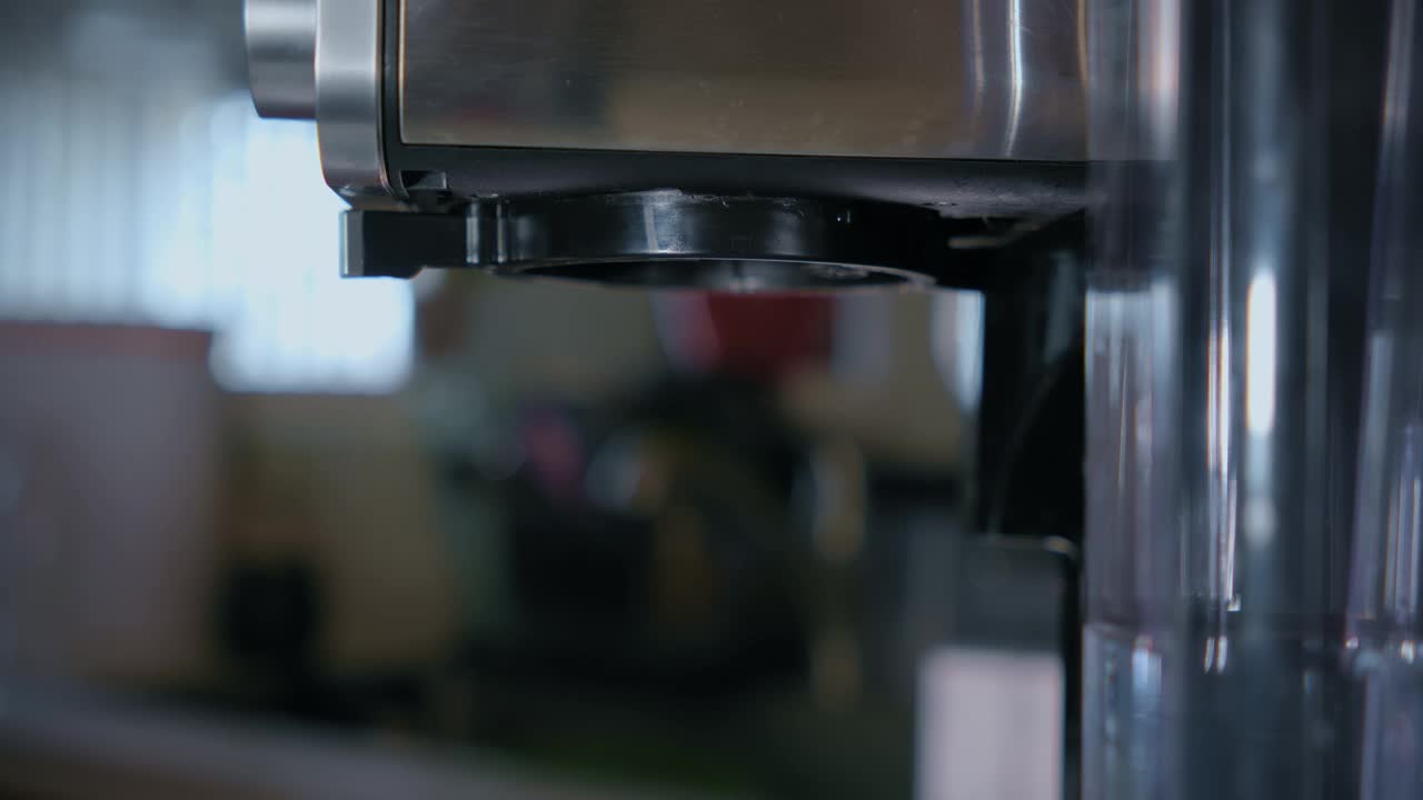 黑咖啡从机器倒入白色杯子的慢动作。家庭或办公室厨房的新鲜咖啡。视频下载