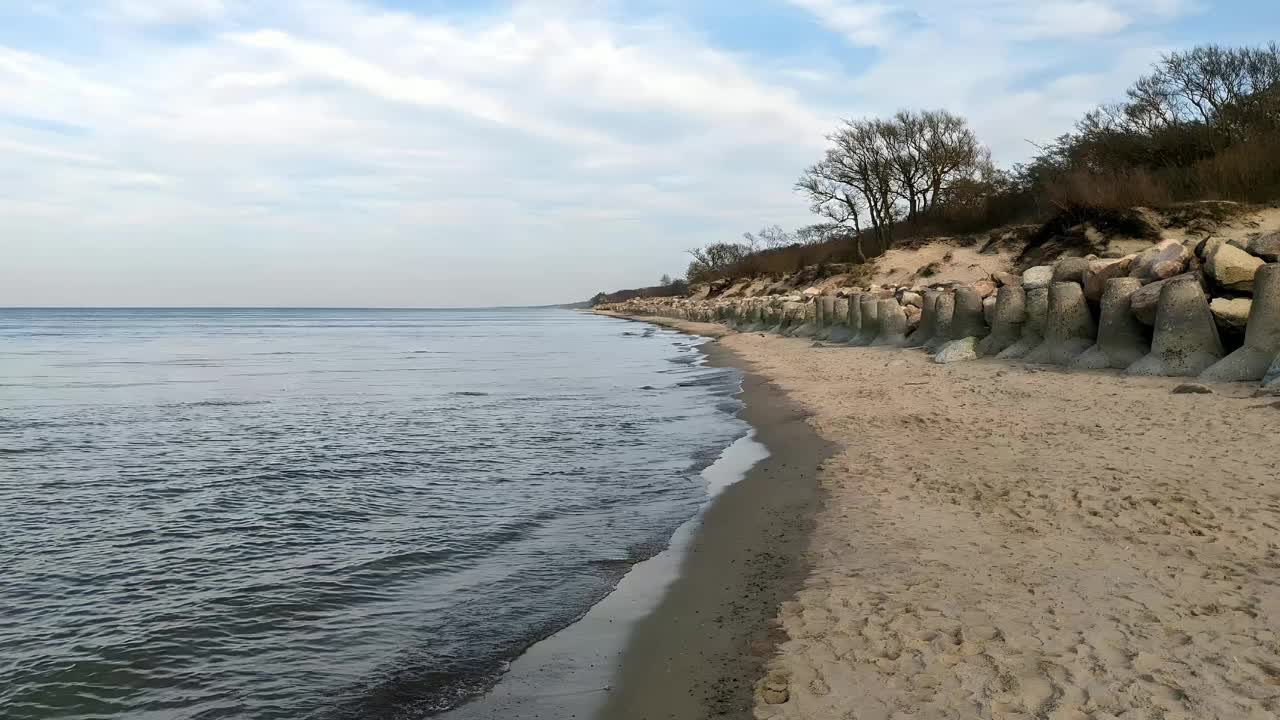 海景-平静的大海和沙滩在阴天视频素材