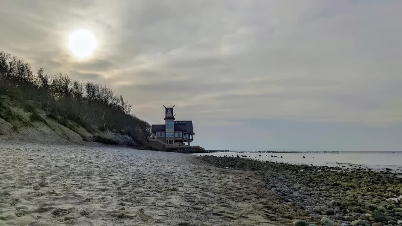 波罗的海空旷的沙滩和酒店在海滨视频素材