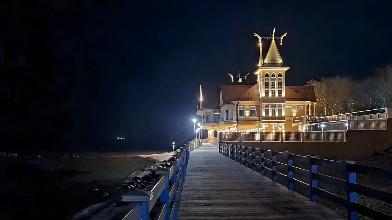 夜晚空荡荡的海滩和海滨的老酒店视频下载