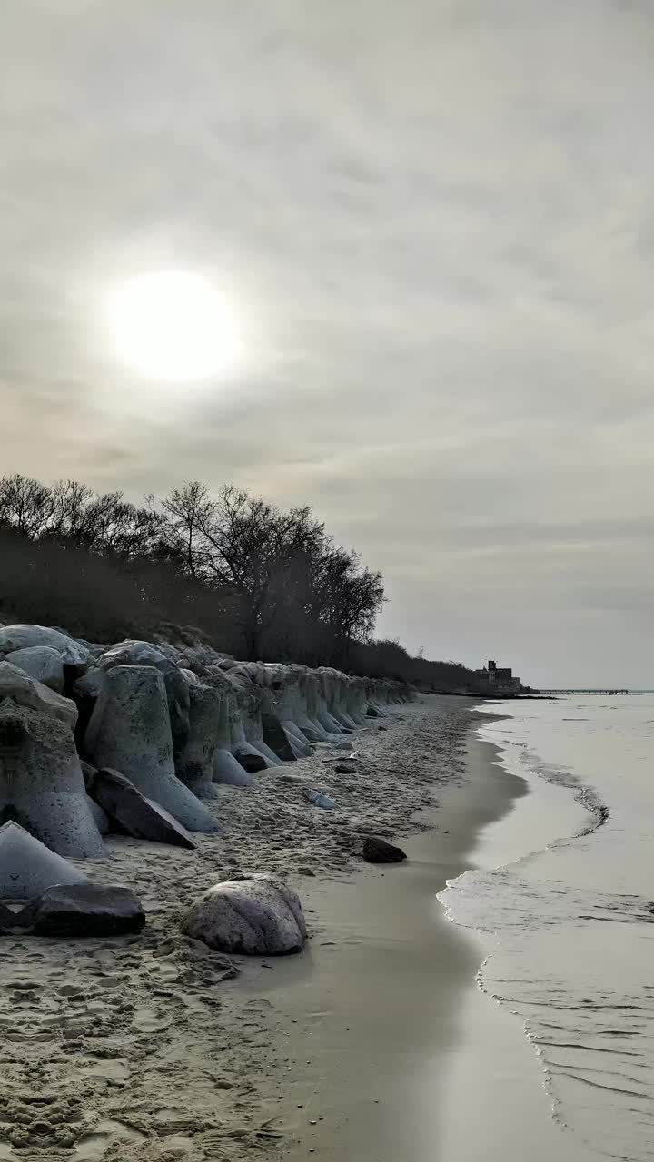 波罗的海空旷的沙滩和石头防波堤视频素材