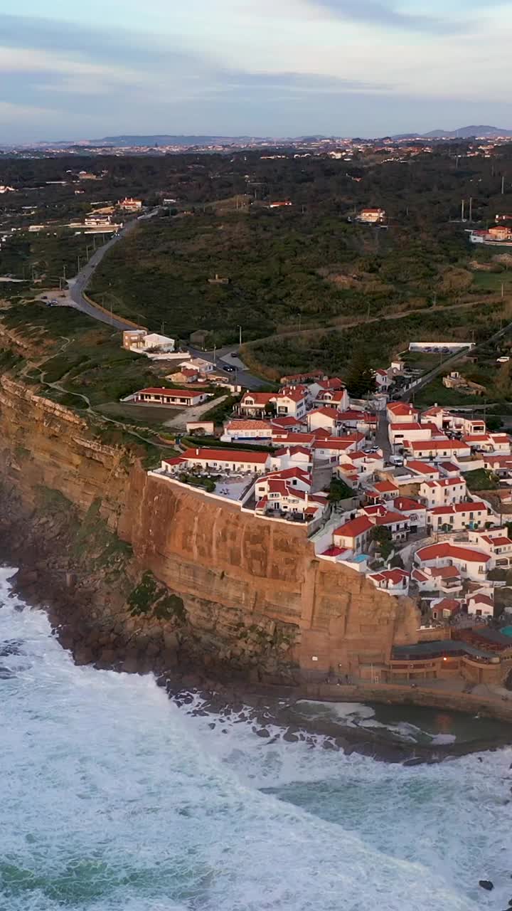 日落，大西洋，葡萄牙的Azenhas do Mar村。鸟瞰图。垂直视频视频下载