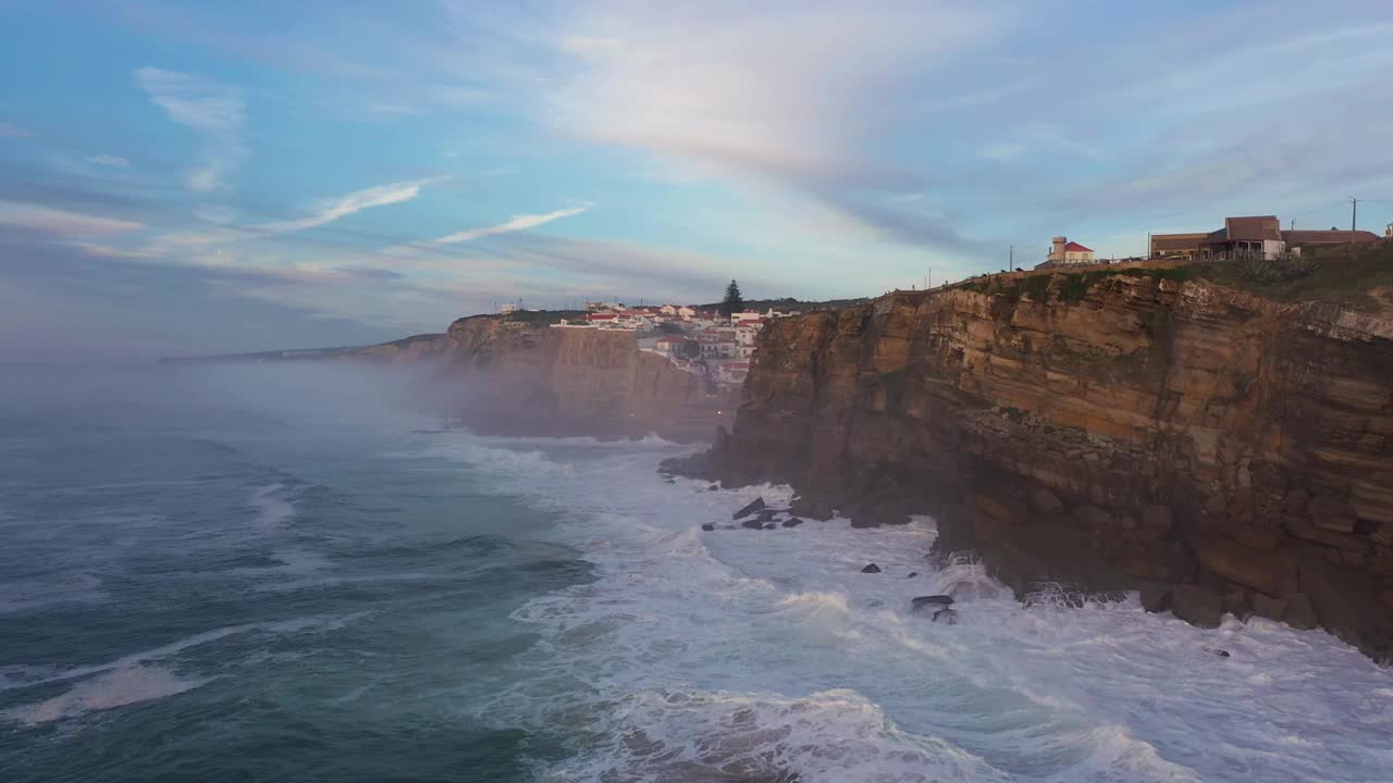 日落，大西洋，葡萄牙的Azenhas do Mar村。鸟瞰图视频下载