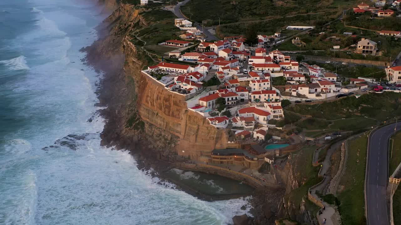 日落，大西洋，葡萄牙的Azenhas do Mar村。鸟瞰图视频下载