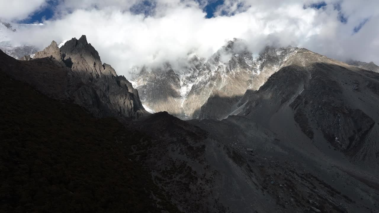 中国西藏冰川山脉景观的航拍画面视频下载
